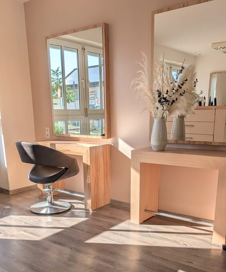 Heller Styling-Platz mit Spiegel und Tageslicht